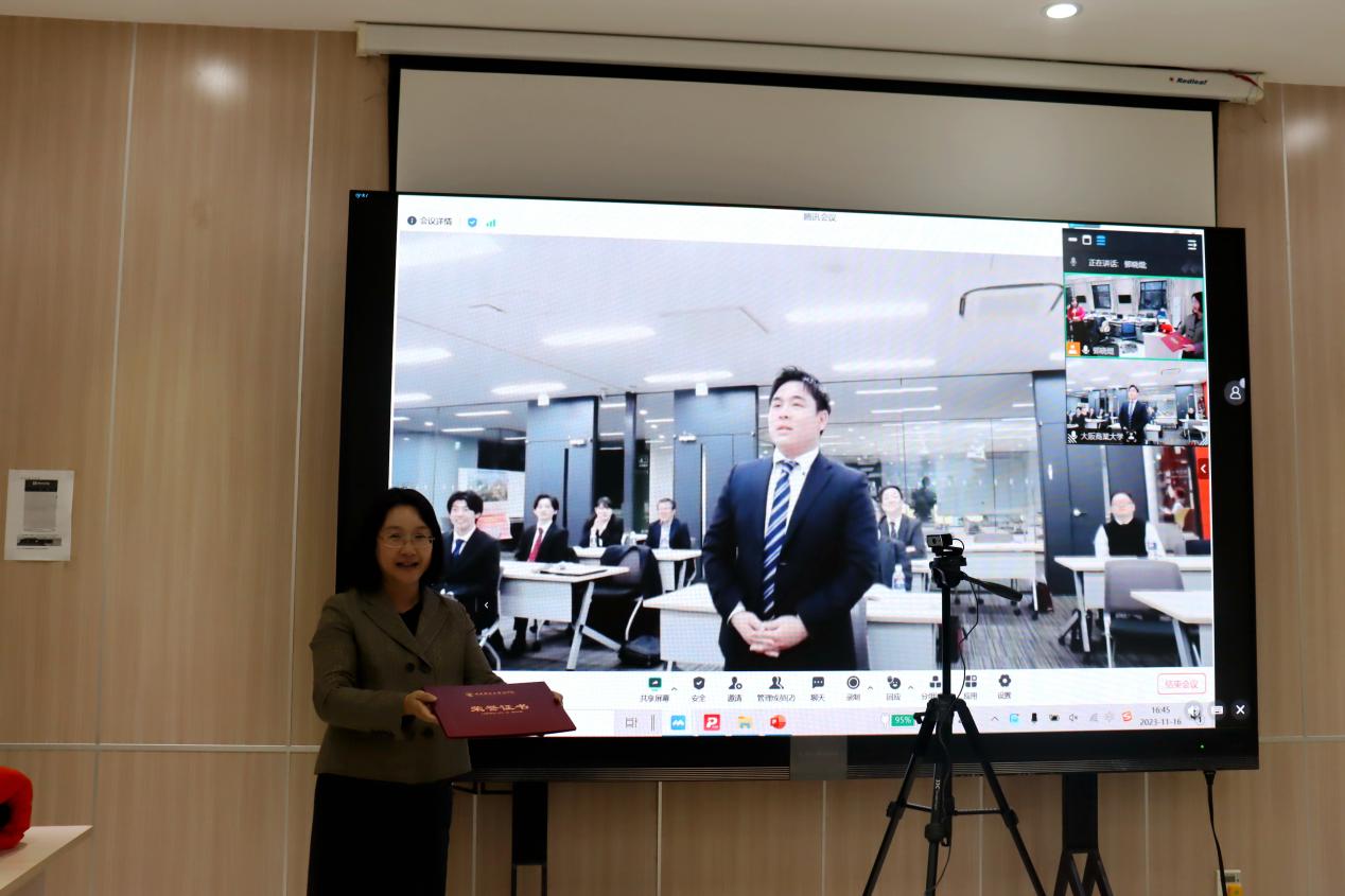 27万象城allwincity官网葛建新教授为“最佳汇报奖”成田卓巳同学颁奖